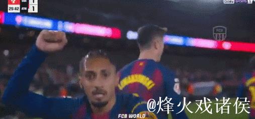 巴萨9000万巨星救主：单刀打空门 亲吻队徽！4万人鼓掌致敬